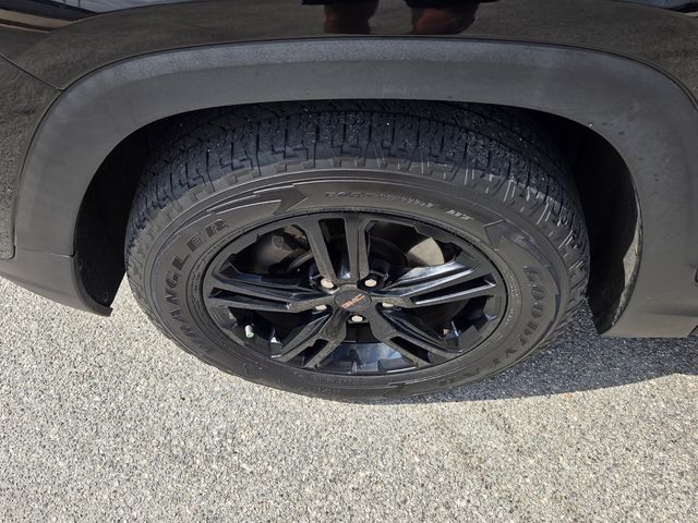 Used 2022 Black GMC AT4 image 19