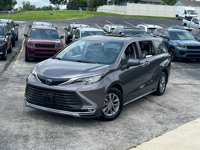 Used 2022 Toyota Sienna XLE with VIN 5TDJRKEC3NS133204 for sale in Kansas City