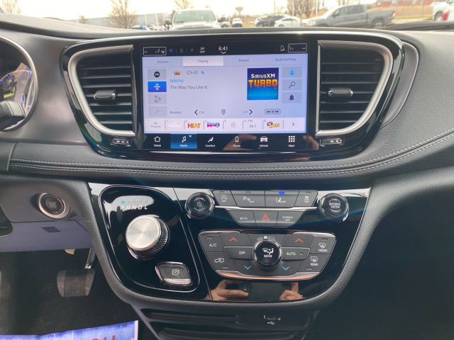 2026 Chrysler Pacifica Select - Diamond Black Crystal Pearlcoat exterior view 18