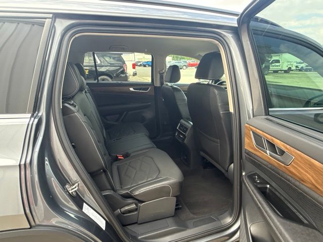 2025 Volkswagen Atlas 2.0T SE w/Technology:L168456A
