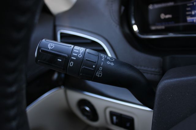 Used 2018 Red Lincoln Reserve image 9