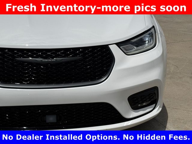 2025 Chrysler Pacifica Limited White at Mac Haik CDJR North Houston