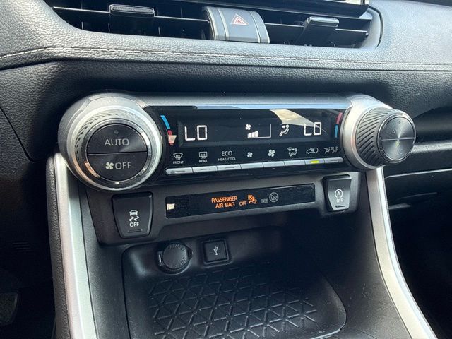 2021 Toyota RAV4 XLE:B02452