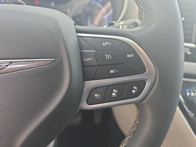 Used 2022 Bright White Clearcoat Chrysler Touring L image 20