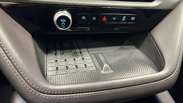 Used 2025 Carbonized Gray Metallic Ford Platinum image 35