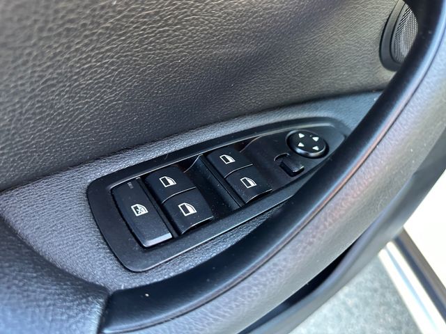 Used 2021 White BMW sDrive28i image 18