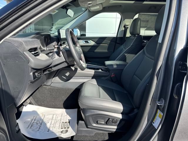 2025 Ford Explorer Active photo