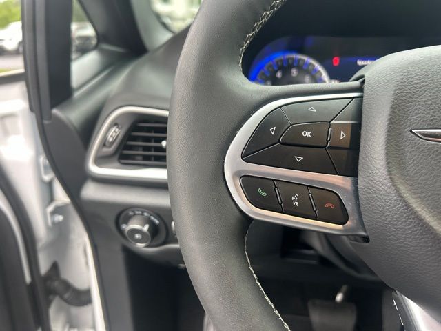 Used 2025 Chrysler Pacifica Van