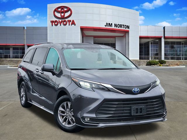 2025 Toyota Sienna XLE's photo