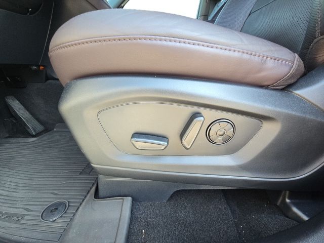 2025 Ford Explorer Platinum:B01877