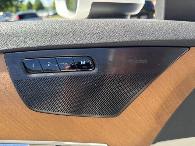 Certified Used 2022  Volvo T6 Momentum image 19