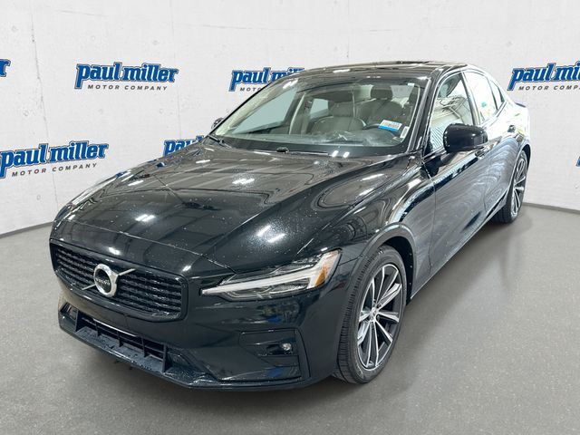 2022 Volvo S60 B5 Momentum AWD