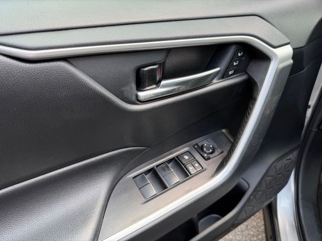 Used 2020 Silver Toyota XLE Premium image 7