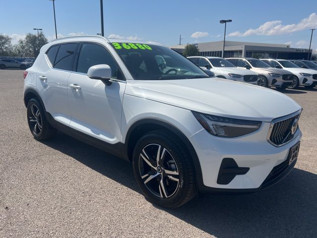 2025 Volvo XC40 B5 Core Bright Theme AWD