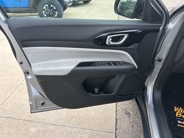 2024 Jeep Compass Limited - Silver Zynith Metallic Clearcoat exterior view 10