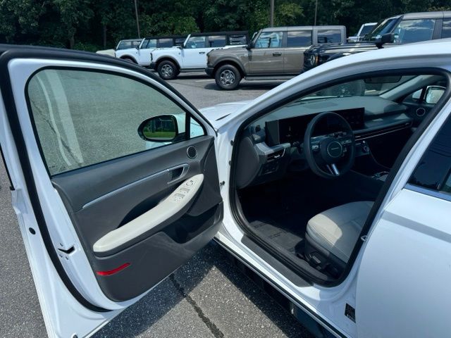 Used 2025 White Hyundai SEL image 11