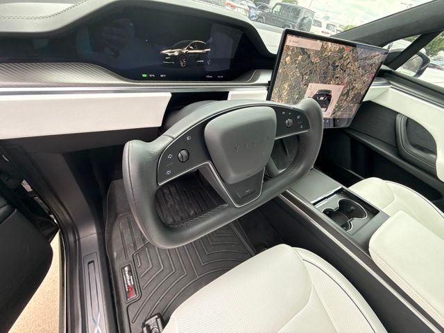 View vehicle photo 4