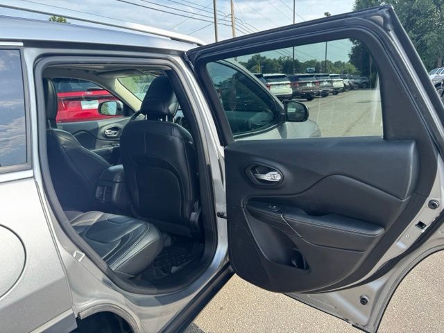 Used 2016 Silver Jeep Limited image 14
