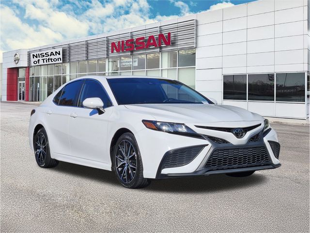 2022 Toyota Camry SE's photo