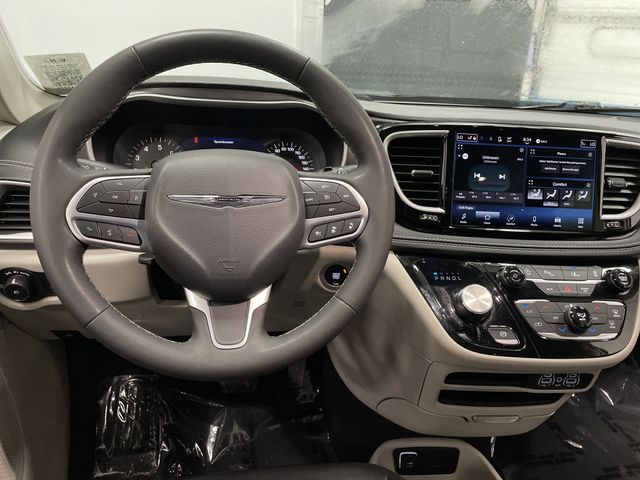 2023 Chrysler Pacifica Touring L photo