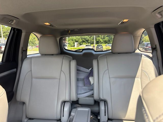 Used 2018 Silver Toyota XLE image 9