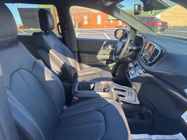 New 2026 Silver Chrysler Select image 10