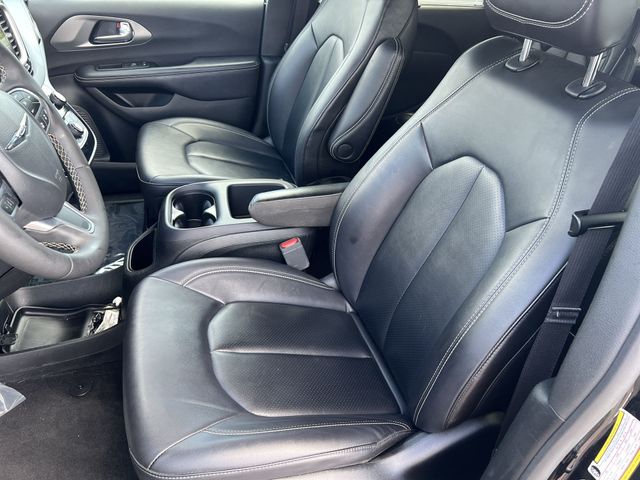 Used 2025 Black Chrysler Select image 31