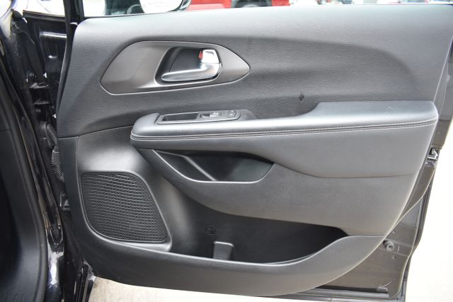 Used 2025 Chrysler Pacifica Van