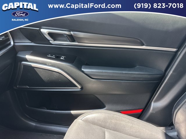 Used 2025 Black Kia S image 29