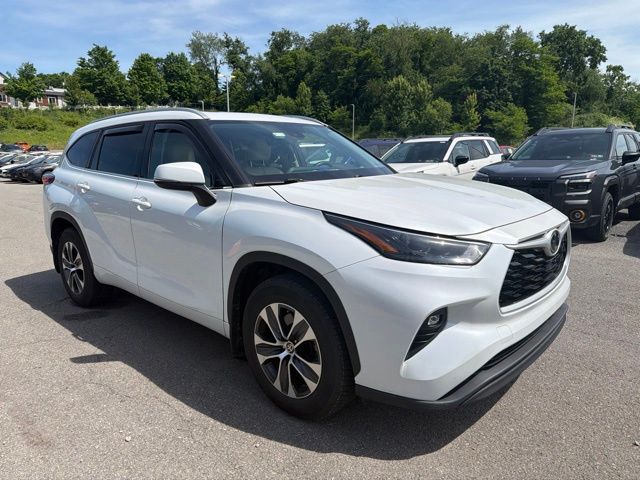 2022 Toyota Highlander XLE Off-white at Carlisle Cadillac Buick GMC
