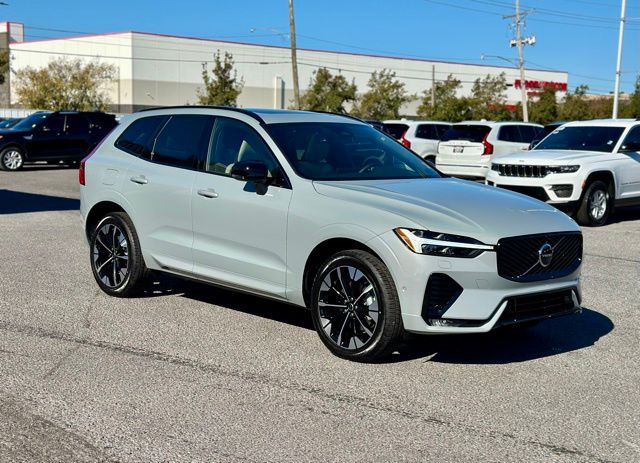 2026 Volvo XC60 Plus's photo