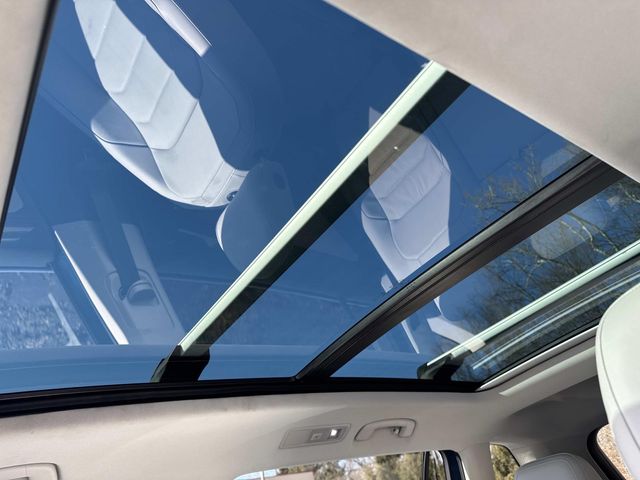 2018 Volkswagen Tiguan - Image 32
