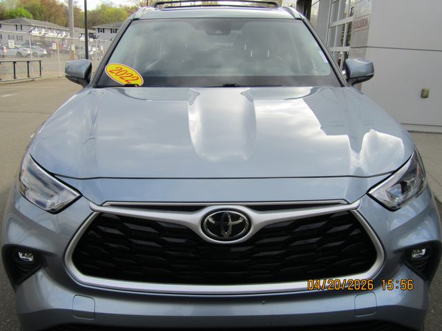 used 2022 Toyota Highlander car, priced at $33,999