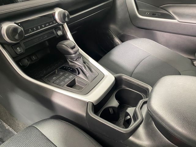 2021 Toyota RAV4 LE photo