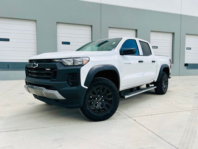 Summit White 2024 Chevrolet Colorado Trail Boss Crew Cab 4WD Pickup Truck Four-Wheel Drive 8-Speed Automatic