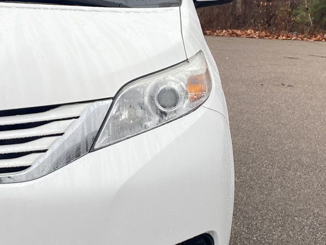 2015 Toyota Sienna LE 12