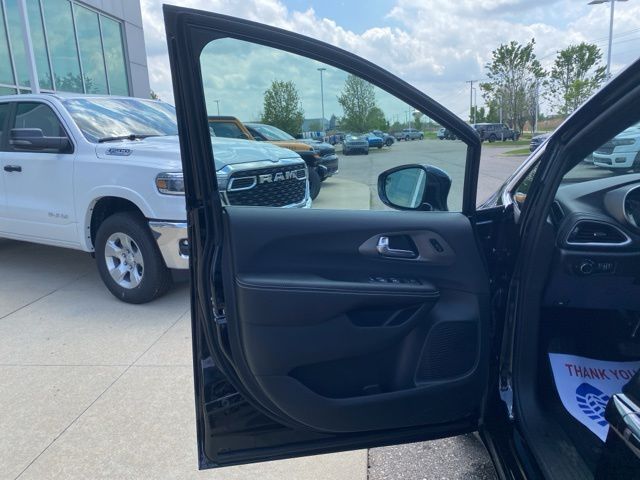 2027 Chrysler Pacifica Select - Diamond Black exterior view 9