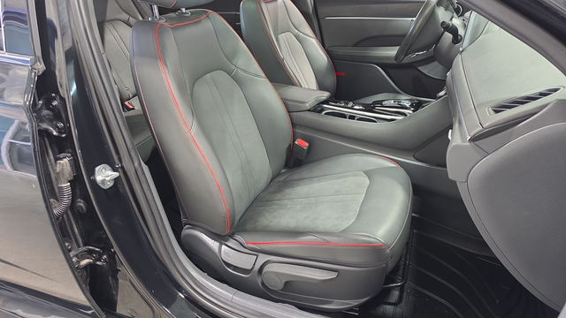 Used 2021 Phantom Black Hyundai SEL Plus image 23