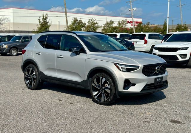 2025 Volvo XC40 B5 Plus Dark Theme
