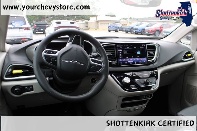 Used 2024 Chrysler Pacifica Van