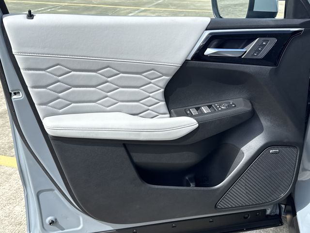 New 2025 Gray Mitsubishi SEL image 9