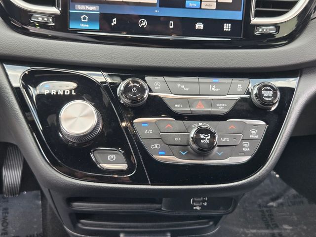 Used 2026 Chrysler Pacifica Van