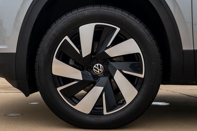 2024 Volkswagen Atlas Cross Sport 2.0T SE w/Technology Silver at Bayway Cadillac of The Woodlands