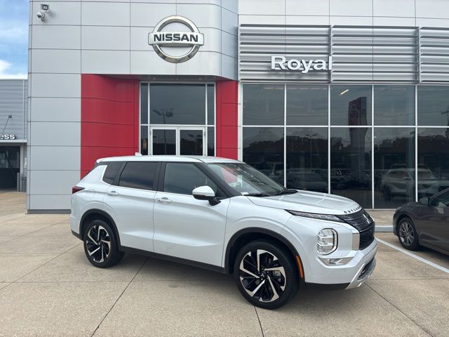 2024 Mitsubishi Outlander SE  at Royal Nissan