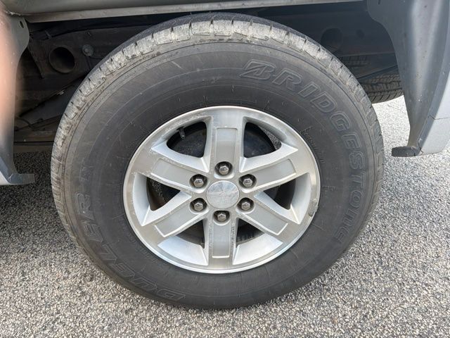 Used 2013 Silver GMC SLE image 5