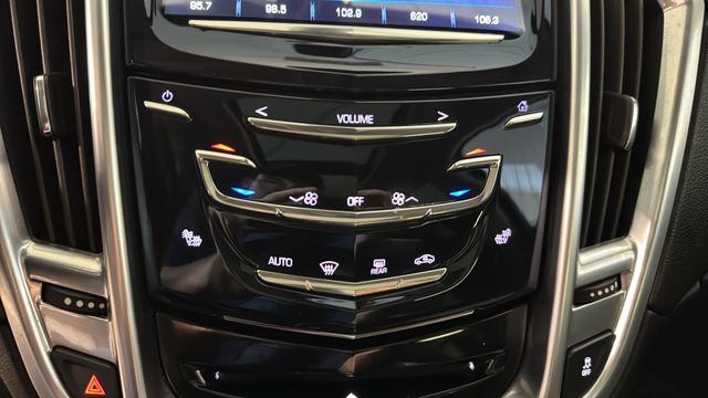 Used 2015  Cadillac Luxury image 18
