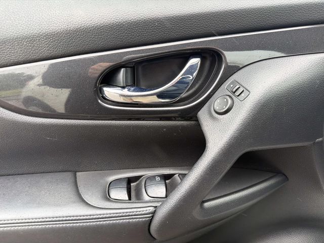 2017 Nissan Rogue - Image 22