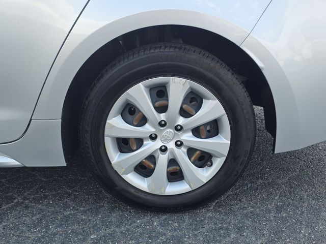 Used 2022 Silver Toyota LE image 33
