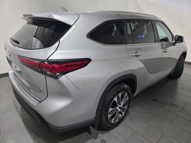 Used 2023 Silver Toyota XLE image 5