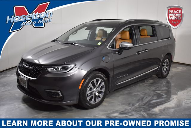 Gray (Granite Crystal Metallic Clearcoat) 2023 Chrysler Pacifica Hybrid Pinnacle FWD Minivan Front-Wheel Drive Continuously Variable Transmission